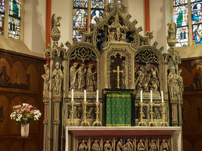 827896 Interieur van de St.-Josephkerk (Draaiweg 44) te Utrecht: het door Otto Mengelberg in 1913 vervaardigde hoofdaltaar.